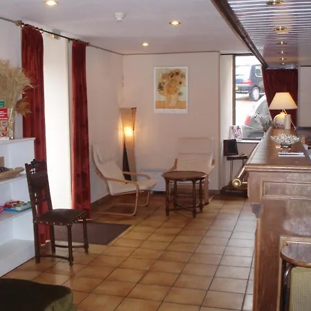 Hotel De La Tour 2*