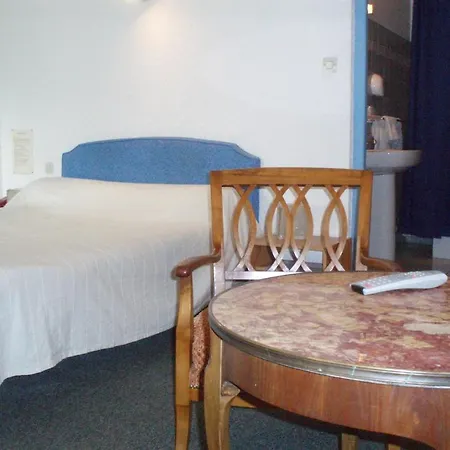 De La Tour Hotel